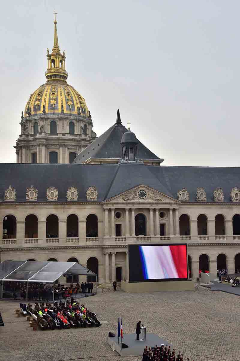 Parigi, omaggio solenne alle vittime. Hollande: distruggeremo l’Isis Parigi, omaggio solenne alle vittime. Hollande: distruggeremo l’Isis