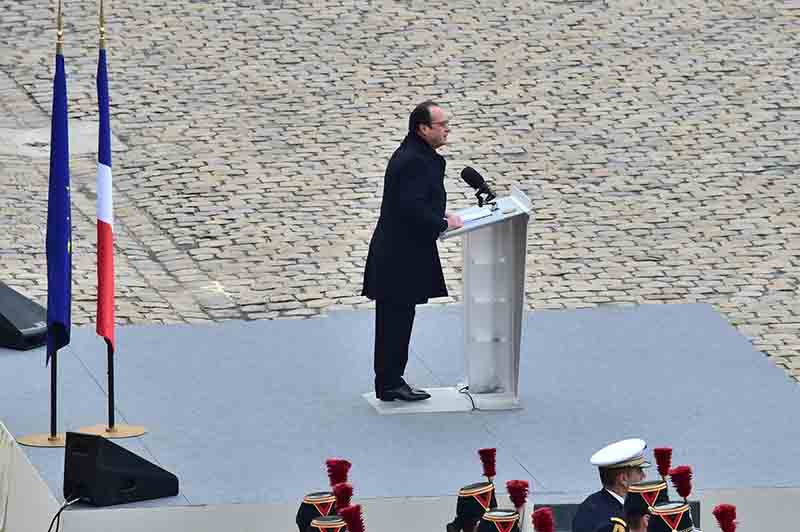 Parigi, omaggio solenne alle vittime. Hollande: distruggeremo l’Isis Parigi, omaggio solenne alle vittime. Hollande: distruggeremo l’Isis