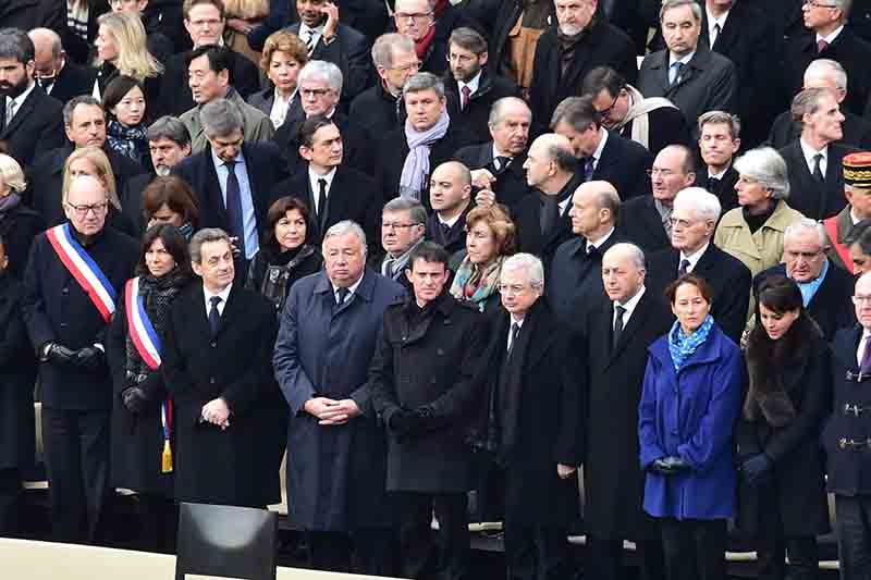 Parigi, omaggio solenne alle vittime. Hollande: distruggeremo l’Isis Parigi, omaggio solenne alle vittime. Hollande: distruggeremo l’Isis