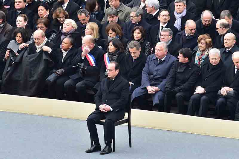 Parigi, omaggio solenne alle vittime. Hollande: distruggeremo l’Isis Parigi, omaggio solenne alle vittime. Hollande: distruggeremo l’Isis
