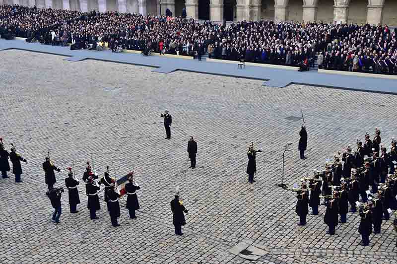 Parigi, omaggio solenne alle vittime. Hollande: distruggeremo l’Isis Parigi, omaggio solenne alle vittime. Hollande: distruggeremo l’Isis