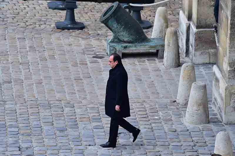 Parigi, omaggio solenne alle vittime. Hollande: distruggeremo l’Isis Parigi, omaggio solenne alle vittime. Hollande: distruggeremo l’Isis