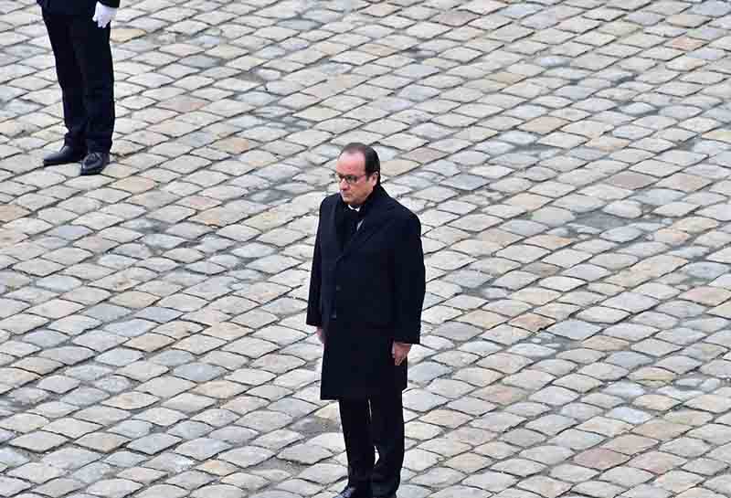 Parigi, omaggio solenne alle vittime. Hollande: distruggeremo l’Isis Parigi, omaggio solenne alle vittime. Hollande: distruggeremo l’Isis