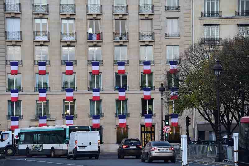 Parigi, omaggio solenne alle vittime. Hollande: distruggeremo l’Isis Parigi, omaggio solenne alle vittime. Hollande: distruggeremo l’Isis