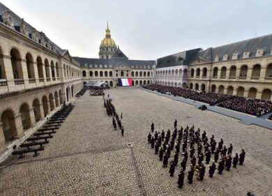 Parigi, omaggio solenne alle vittime. Hollande: distruggeremo l’Isis