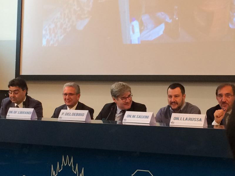 Salvini: “Rozzano? Preside mentecatto. Radere al suolo campo nomadi via Chiesa Rossa”