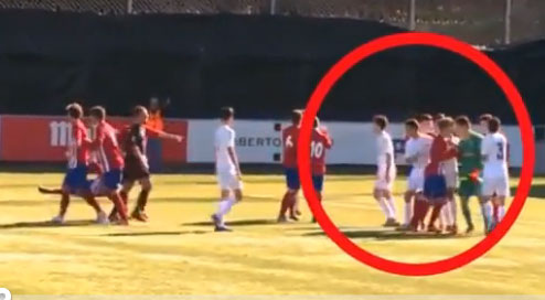 Zidane, da Zinedine al figlio Luca: espulso per una testata. Video Zidane, da Zinedine al figlio Luca: espulso per una testata. Video