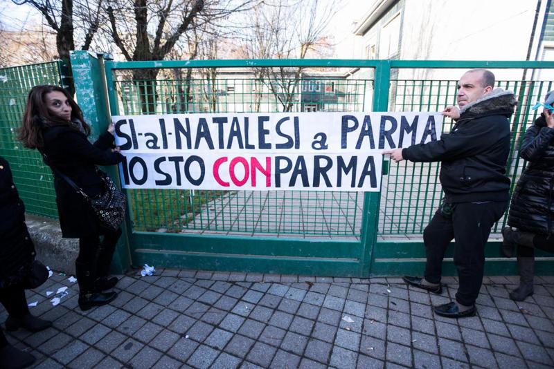 Natale “abolito” a scuola, Salvini porta il Presepe: “Gesù non è provocazione”