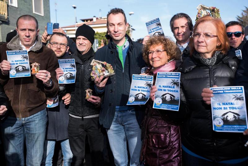 Natale “abolito” a scuola, Salvini porta il Presepe: “Gesù non è provocazione”