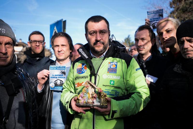Natale “abolito” a scuola, Salvini porta il Presepe: “Gesù non è provocazione”