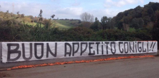 Roma contestata a Trigoria con le carote: “Buon appetito conigli”