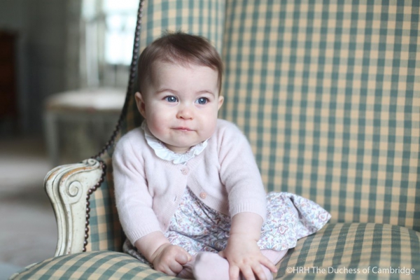 Kate Middleton twitta le nuove foto di Charlotte: eccole!