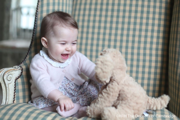Kate Middleton twitta le nuove foto di Charlotte: eccole!