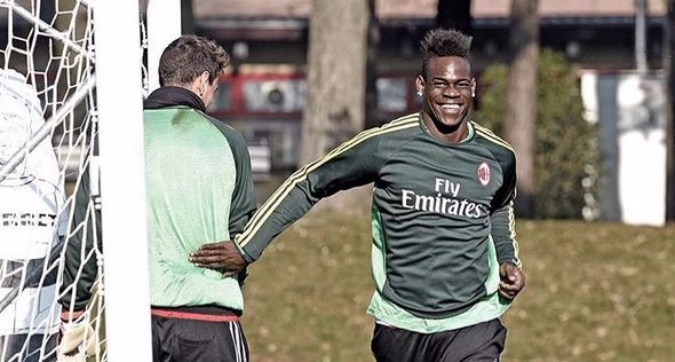 Milan, Balotelli sorride e “finalmente allenamento”. Ma Raiola… Milan, Balotelli sorride e “finalmente allenamento”. Ma Raiola…