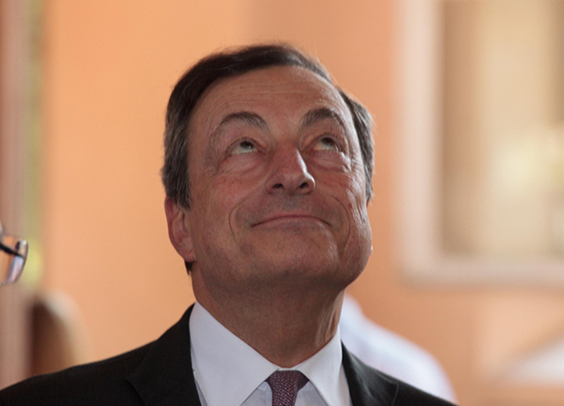 Bce, Draghi pronto a premere il grilletto. Ma non fino in fondo Bce, Draghi pronto a premere il grilletto. Ma non fino in fondo