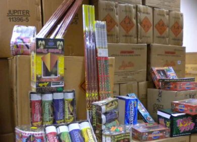 Bombe in vendita come fuochi d’artificio. Sugli scaffali 200 chili di esplosivo