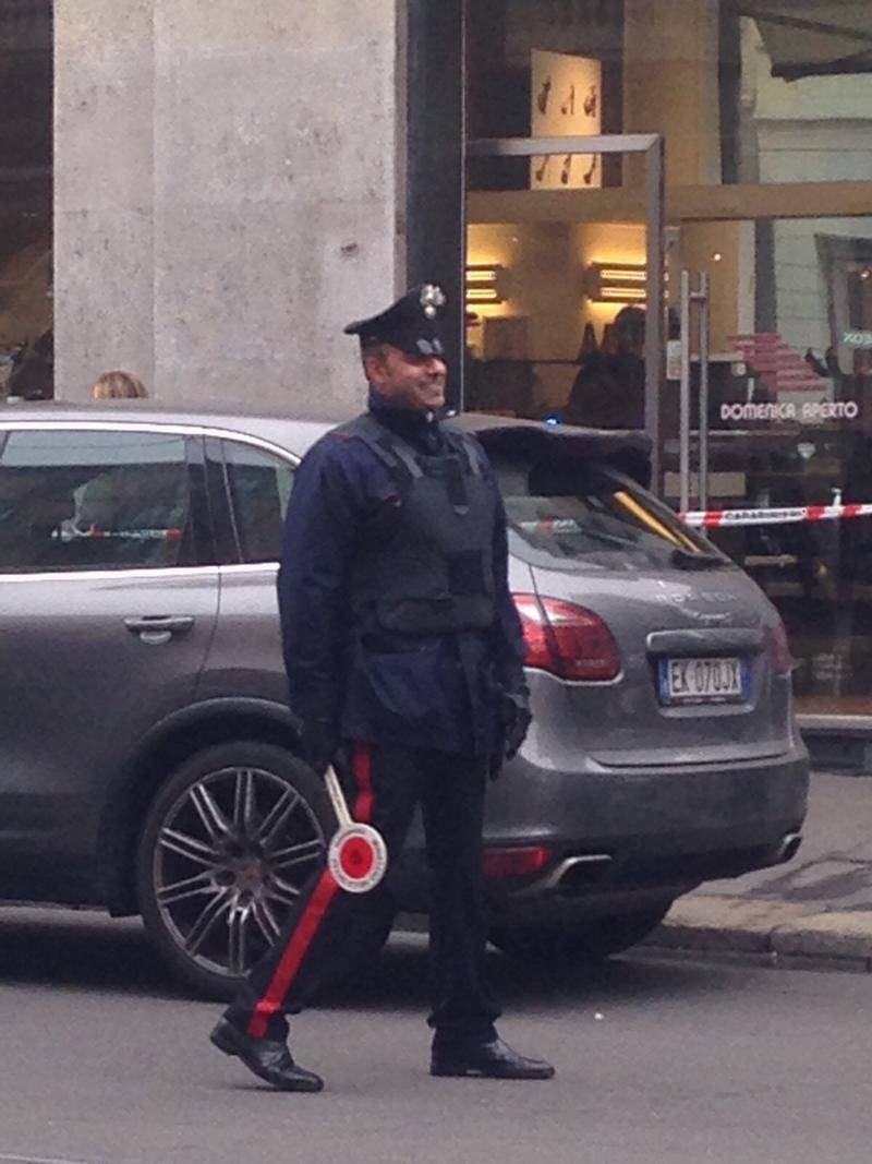 Milano, agguato con colpi di pistola. Paura in corso Vercelli. FOTO Milano, agguato con colpi di pistola. Paura in corso Vercelli. FOTO