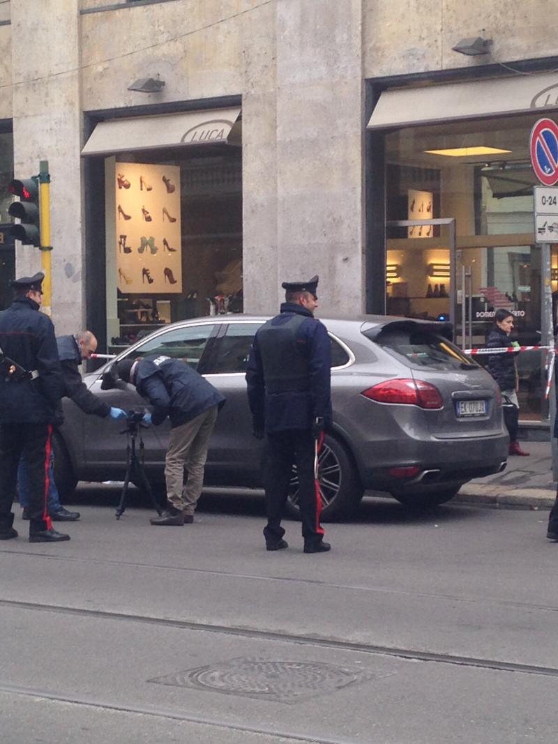 Milano, agguato con colpi di pistola. Paura in corso Vercelli. FOTO Milano, agguato con colpi di pistola. Paura in corso Vercelli. FOTO