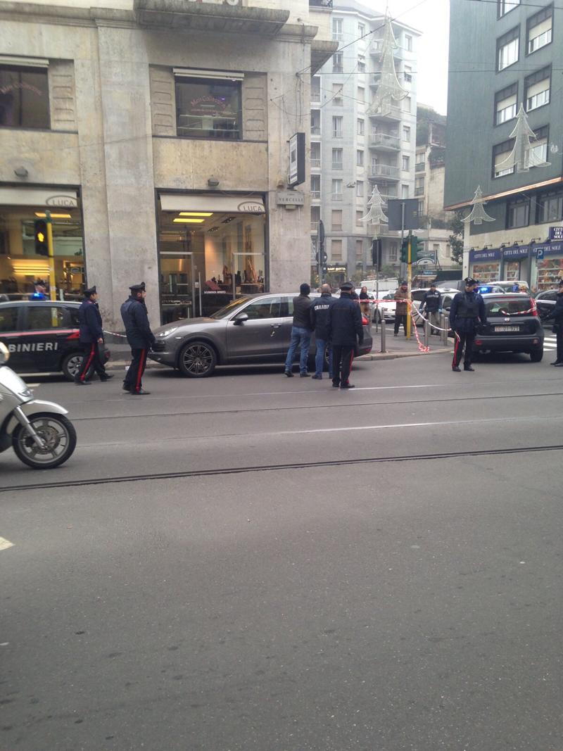 Milano, agguato con colpi di pistola. Paura in corso Vercelli. FOTO Milano, agguato con colpi di pistola. Paura in corso Vercelli. FOTO