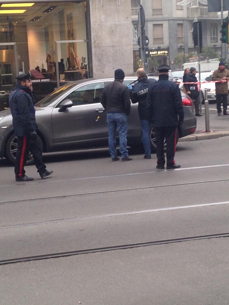 Milano, agguato con colpi di pistola. Paura in corso Vercelli. FOTO Milano, agguato con colpi di pistola. Paura in corso Vercelli. FOTO