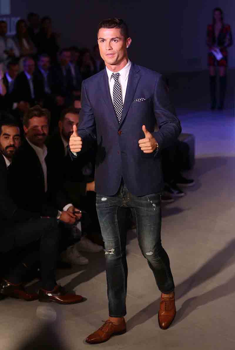 “Cristiano Ronaldo è gay: ora sta con un kickboxer. Ecco chi è” “Cristiano Ronaldo è gay: ora sta con un kickboxer. Ecco chi è”