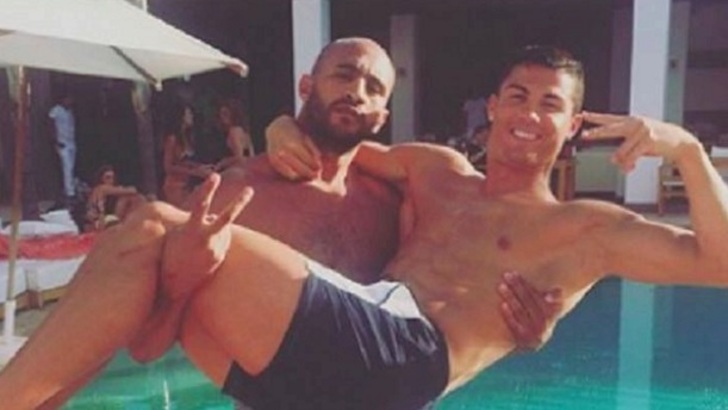 “Cristiano Ronaldo è gay: ora sta con un kickboxer. Ecco chi è” “Cristiano Ronaldo è gay: ora sta con un kickboxer. Ecco chi è”