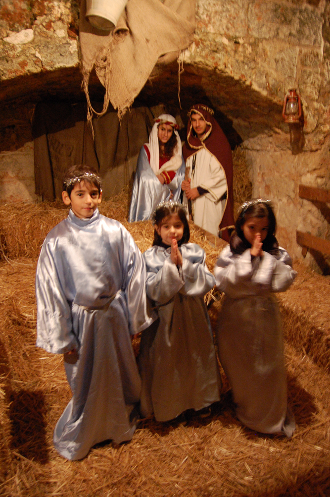Natale in Puglia, viaggio tra i presepi viventi. Foto e video