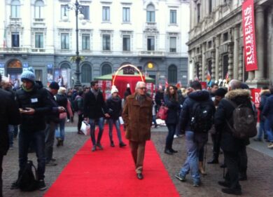 Scala, la protesta dei centri sociali: la “sfilata di moda popolare”
