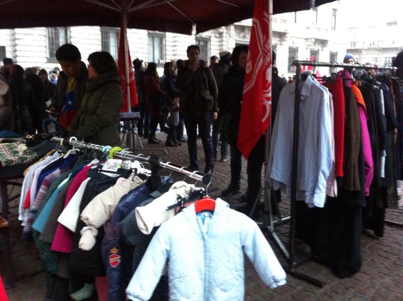 Scala, la protesta dei centri sociali: la “sfilata di moda popolare”