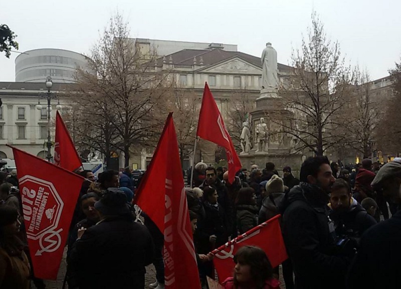 Scala, la protesta dei centri sociali: la “sfilata di moda popolare”