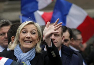 Francia, Le Pen: “Rivolta del popolo contro le elite”. I socialisti ritirano i candidati