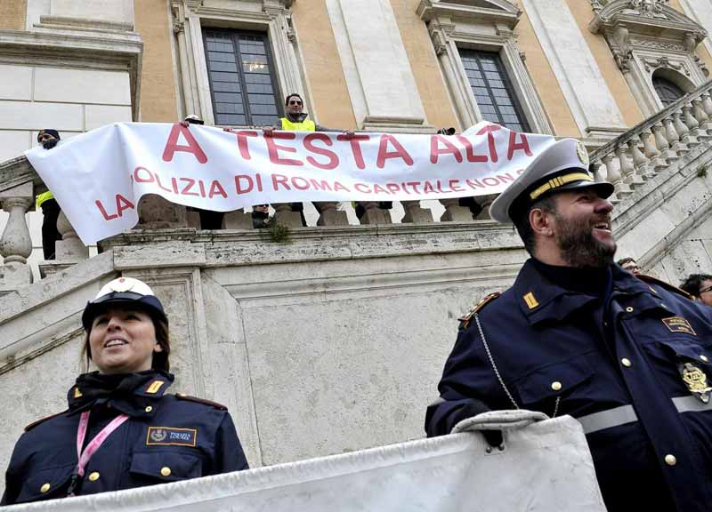 Vigili: la rivolta del Corpo “morto”. Giubileo e Capodanno: rischio caos Vigili: la rivolta del Corpo “morto”. Giubileo e Capodanno: rischio caos