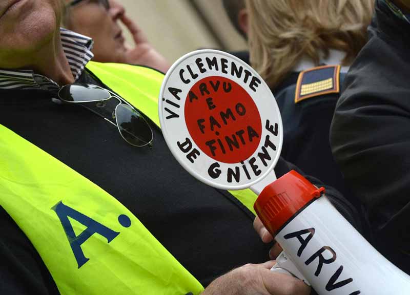 Vigili: la rivolta del Corpo “morto”. Giubileo e Capodanno: rischio caos Vigili: la rivolta del Corpo “morto”. Giubileo e Capodanno: rischio caos