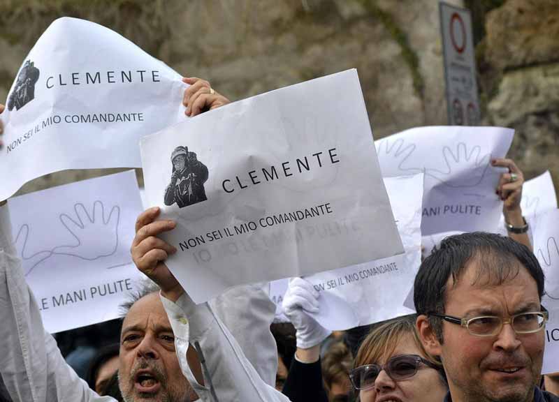 Vigili: la rivolta del Corpo “morto”. Giubileo e Capodanno: rischio caos Vigili: la rivolta del Corpo “morto”. Giubileo e Capodanno: rischio caos