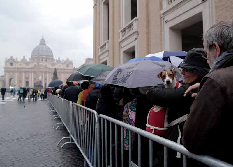 Un Papa stanco apre il Giubileo. In piazza 60 mila: senza paura Un Papa stanco apre il Giubileo. In piazza 60 mila: senza paura