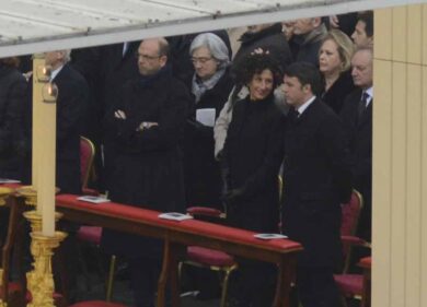 Un Papa stanco apre il Giubileo. In piazza 60 mila: senza paura