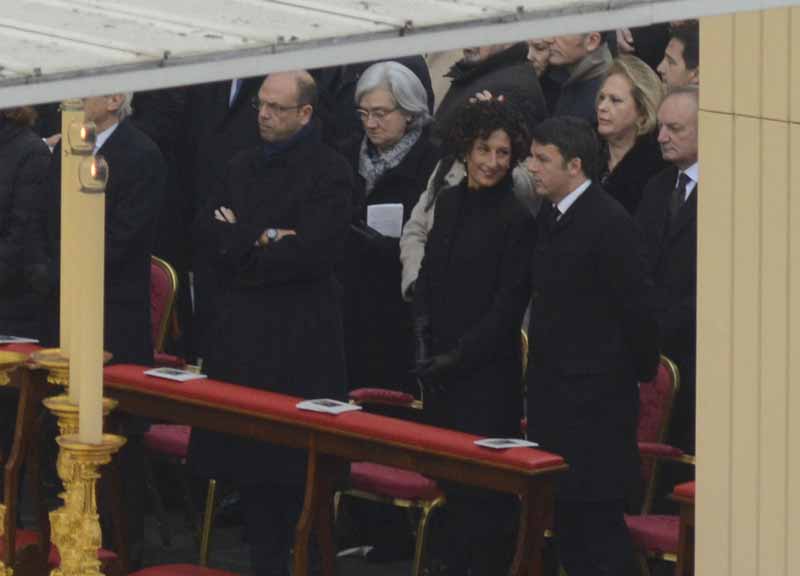 Un Papa stanco apre il Giubileo. In piazza 60 mila: senza paura Un Papa stanco apre il Giubileo. In piazza 60 mila: senza paura