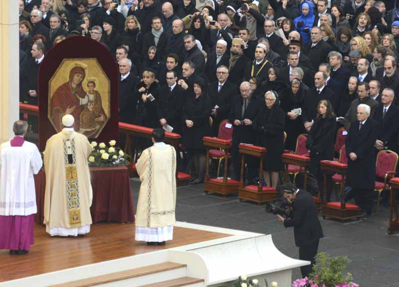 Un Papa stanco apre il Giubileo. In piazza 60 mila: senza paura Un Papa stanco apre il Giubileo. In piazza 60 mila: senza paura