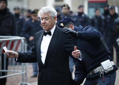 Metal detector e cecchini appostati. Una “Prima” blindata. FOTO