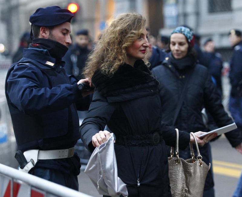 Metal detector e cecchini appostati. Una “Prima” blindata. FOTO
