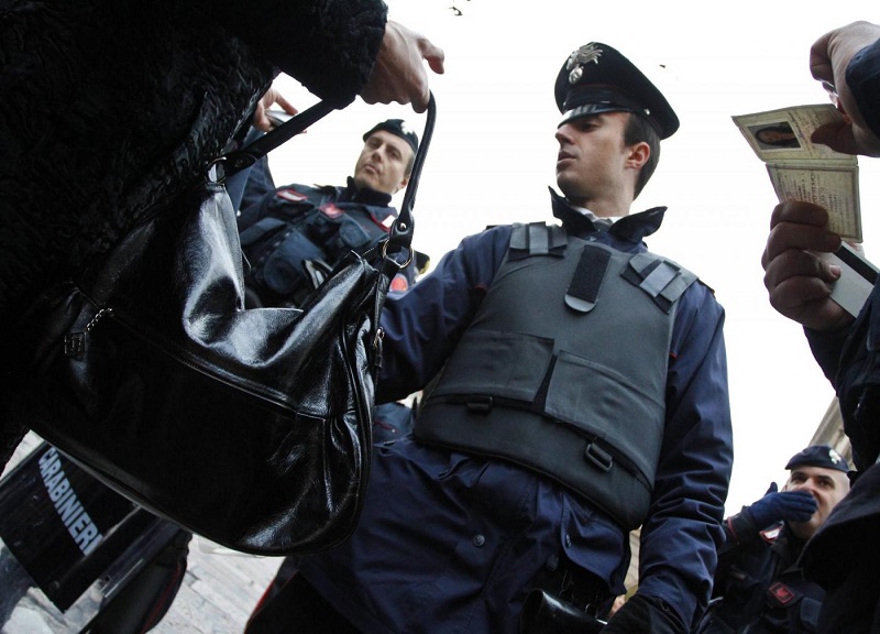 Metal detector e cecchini appostati. Una “Prima” blindata. FOTO