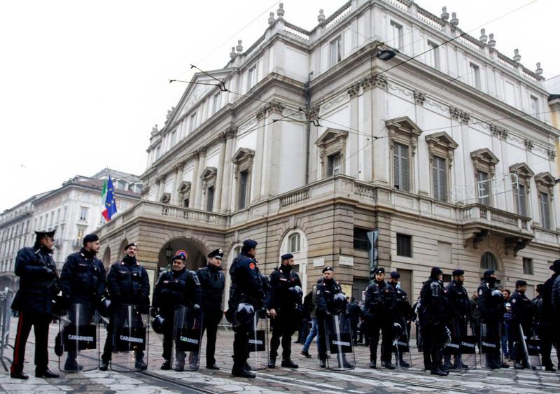 Metal detector e cecchini appostati. Una “Prima” blindata. FOTO