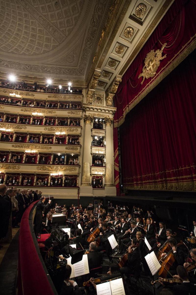 Scala, undici minuti di applausi per la “Prima”. Renzi: “Non chiudiamoci in casa”