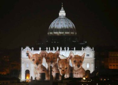 Fiat Lux, incantati in centomila. I marmi di San Pietro prendono vita