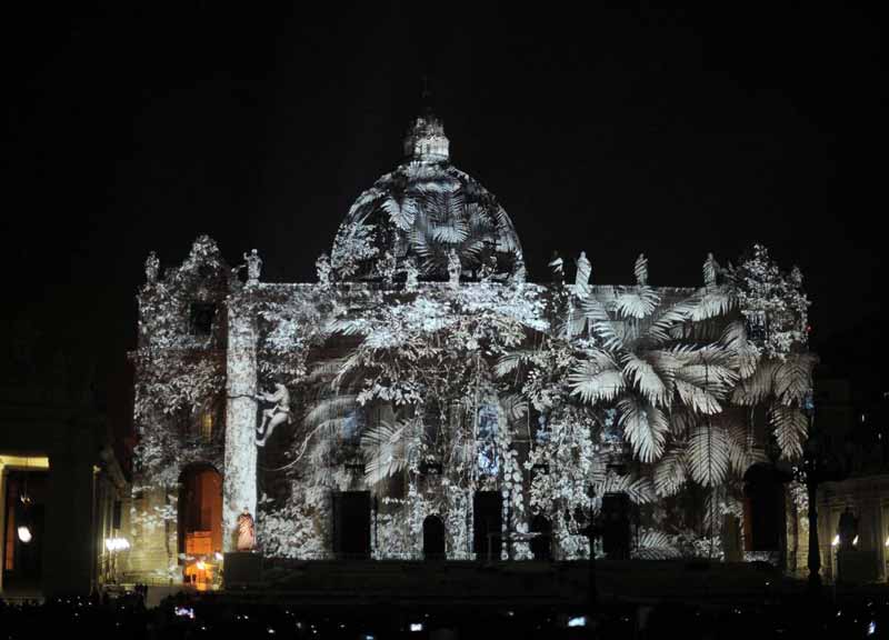 Fiat Lux, incantati in centomila. I marmi di San Pietro prendono vita Fiat Lux, incantati in centomila. I marmi di San Pietro prendono vita