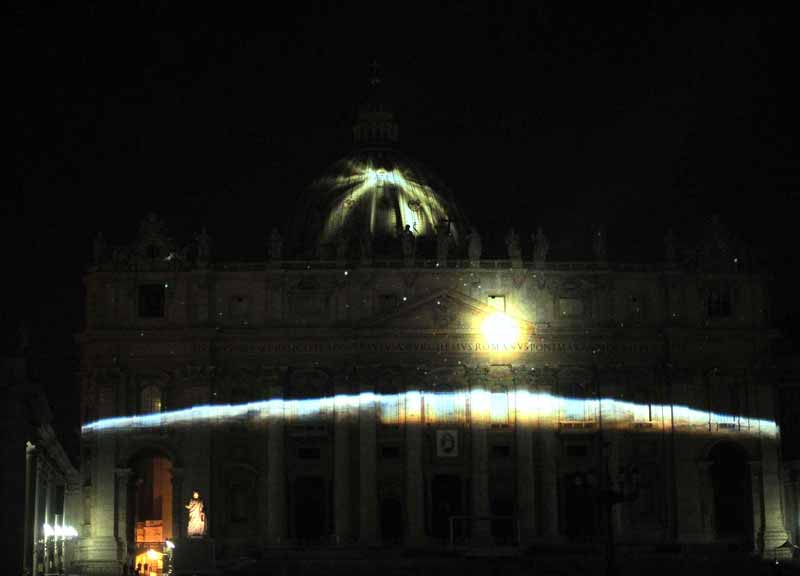 Fiat Lux, incantati in centomila. I marmi di San Pietro prendono vita Fiat Lux, incantati in centomila. I marmi di San Pietro prendono vita