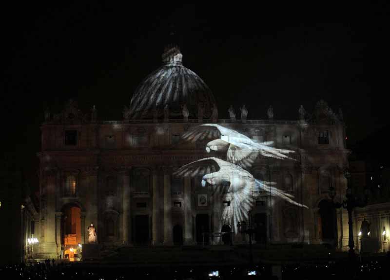 Fiat Lux, incantati in centomila. I marmi di San Pietro prendono vita Fiat Lux, incantati in centomila. I marmi di San Pietro prendono vita