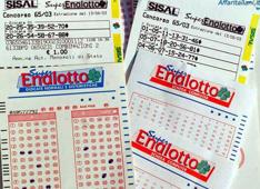 Il Superenalotto compie 18 anni: chi vince pensa a famiglia e beneficenza