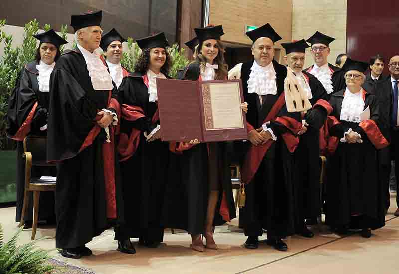 Rania di Giordania, laurea ad honorem per la regina. FOTO Rania di Giordania, laurea ad honorem per la regina. FOTO