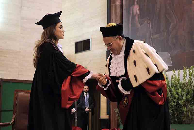 Rania di Giordania, laurea ad honorem per la regina. FOTO Rania di Giordania, laurea ad honorem per la regina. FOTO